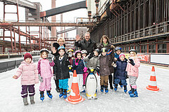 v.l.n.r. Bärbel Bergerhoff-Wodopia, Prof. Hans-Peter Noll und Dr. Anneliese Rauhut mit Schülerinnen und Schülern bei der Eröffnung der Zollverein-Eisbahn