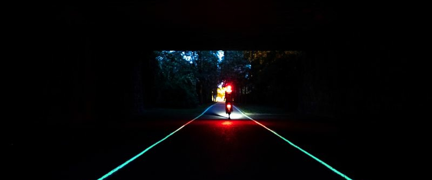2,6 Kilometer des Grünen Pfads in Duisburg leuchten bei Dunkelheit.