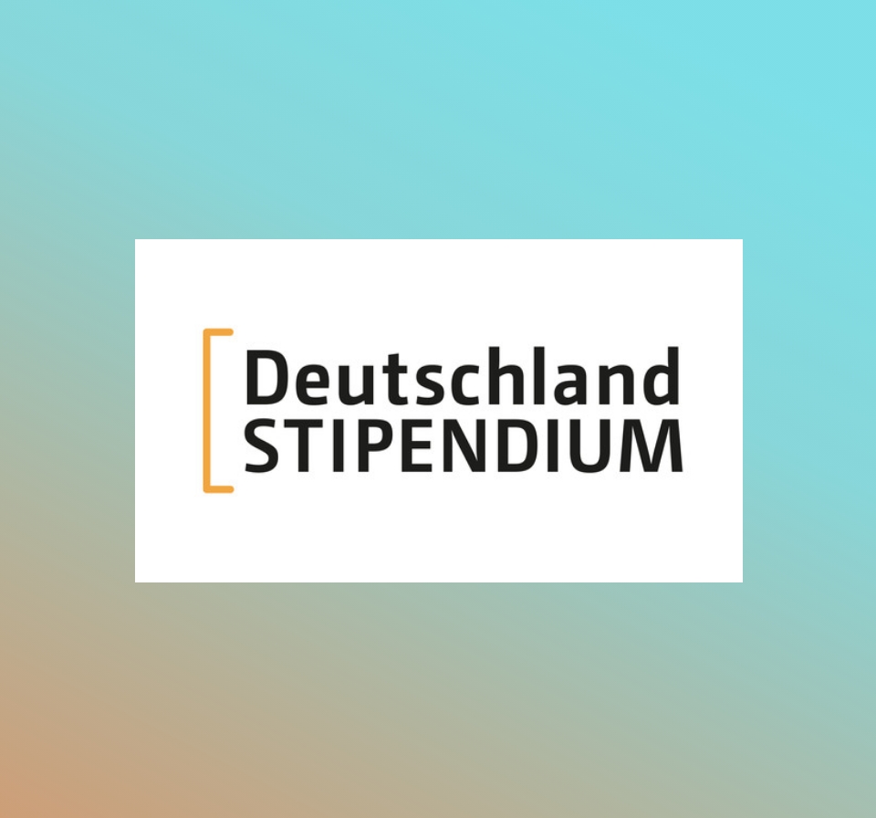 Logo "Deutschlandstipendium" in einem weißen Kasten vor einer Farbfläche mit einem Farbverlauf von Kupfer in Türkis.