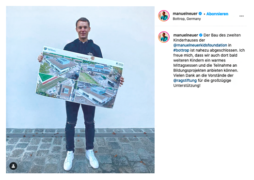 Instagram-Post von Manuel Neuer. Er hält eine Collage mit vier Bildern des neuen Kinderhauses in die Höhe. Über den Bildern ist das Logo der RAG-Stiftung platziert. 