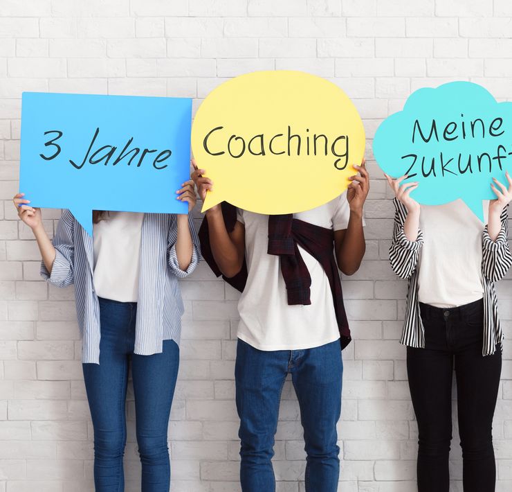 Drei junge Menschen mit unterschiedlichen Hauttönen halten 3 Plakate in die Höhe, die ihre Gesichter verdecken. Auf diesen steht "3 Jahre", "Coaching" und "Meine Zukunft"