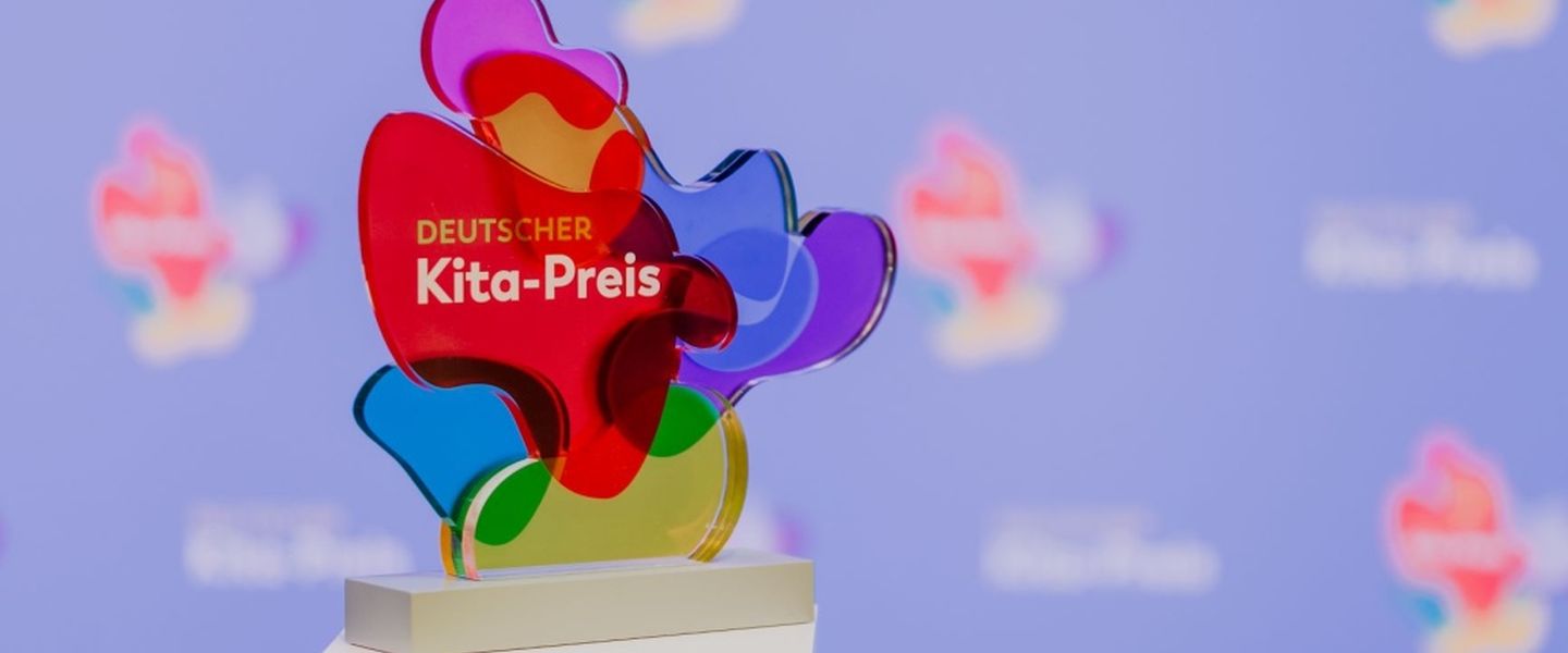 Bild der Trophäe "Deutscher Kita-Preis", die aus bunten geschwungenen Formen besteht.