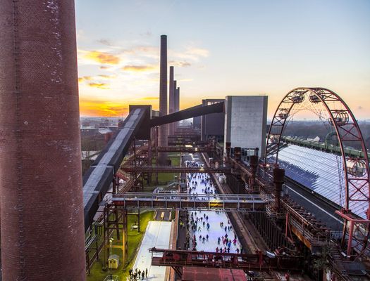 Vogelperspektive auf die gut besuchte Eisbahn auf dem Gelände der Kokerei des UNESCO-Welterbes Zollverein