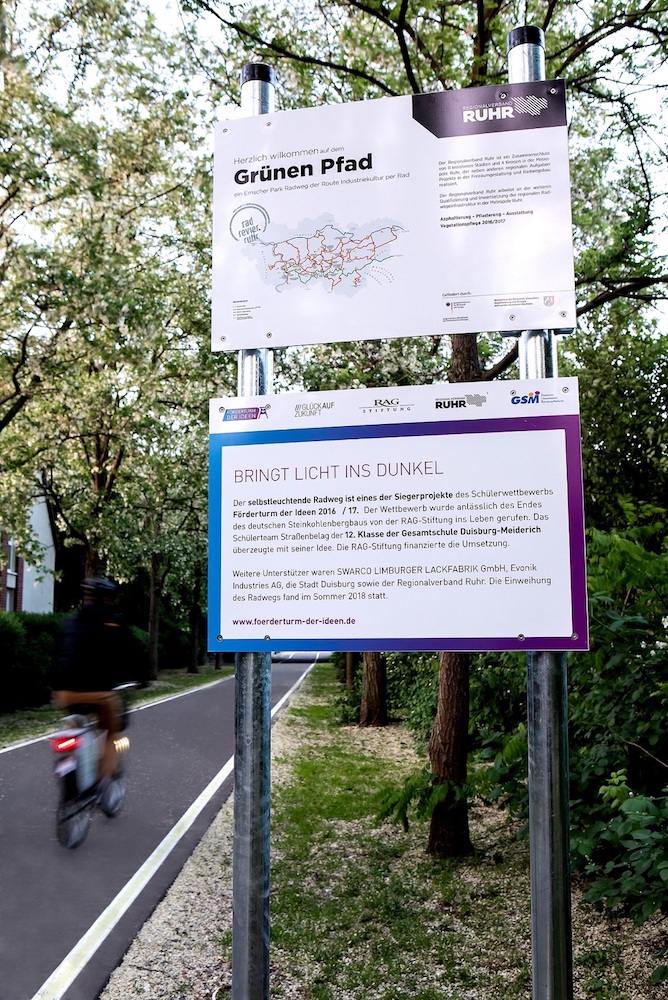 Ein Schülerteam der Gesamtschule Duisburg-Meiderich gewann mit der Idee des nachleuchtenden Radwegs beim Schülerwettbewerb „Förderturm der Ideen“ 2016/17.