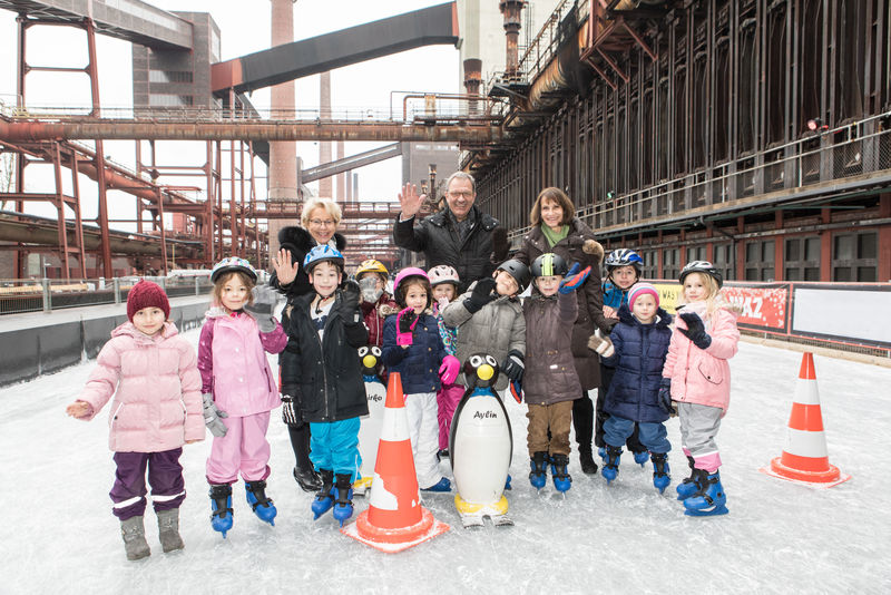 v.l.n.r. Bärbel Bergerhoff-Wodopia, Prof. Hans-Peter Noll und Dr. Anneliese Rauhut mit Schülerinnen und Schülern bei der Eröffnung der Zollverein-Eisbahn