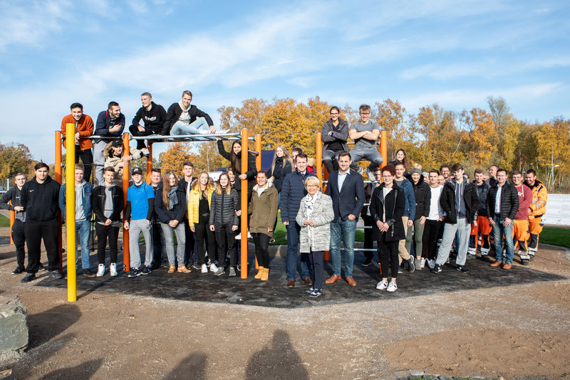 v.l. Schüler, Bürgermeister Tobias Stockhoff, Frau Bärbel Bergerhoff-Wodopia, Geschäftsführer des Planungsbüros Kemper Bennet Kemper