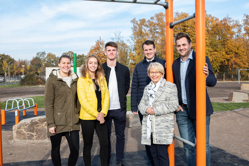 v.l. Schüler, Bürgermeister Tobias Stockhoff, Frau Bärbel Bergerhoff-Wodopia, Geschäftsführer des Planungsbüros Kemper Bennet Kemper